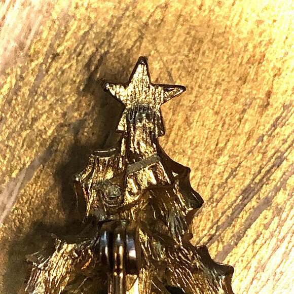 Vintage JJ JONETTE 2" Christmas Tree Brooch Pin Gold Metal Green Enamel Holly - Picture 4 of 4